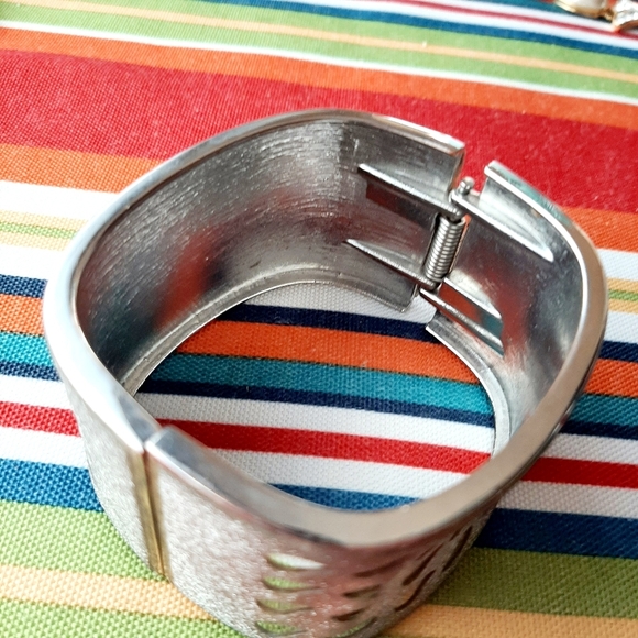 EUC Hinged Bangle Bracelet - Picture 3 of 7